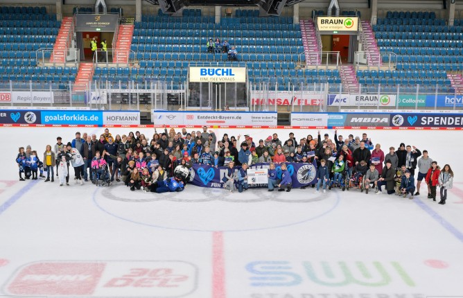 Gruppenfoto von Goals for kids nach dem Spiel auf dem Eis