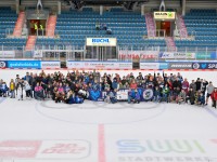 Gruppenfoto von Goals for kids nach dem Spiel auf dem Eis