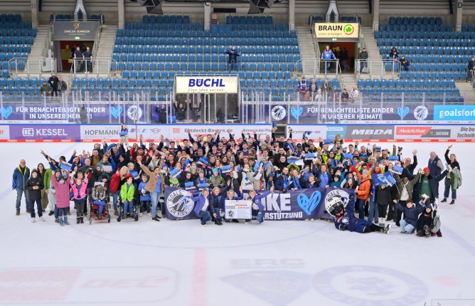 Gruppenfoto mit Goals for Kids nach dem Spiel