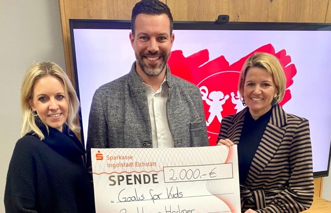 Stefan Hackner Stefanie Büchl Steffi Praunsmändtl Spendenübergabe Goals for Kids Stefan Hackner Stefanie Büchl Steffi Praunsmändtl Spendenübergabe Goals for Kids