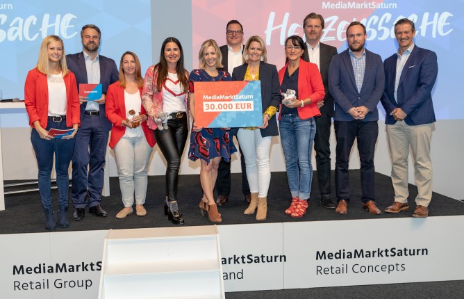 Goals for Kids Spendenübergabe MediaMarkt Saturn Steffi Praunsmändtl und Stefanie Büchl Goals for Kids Spendenübergabe MediaMarkt Saturn Steffi Praunsmändtl und Stefanie Büchl