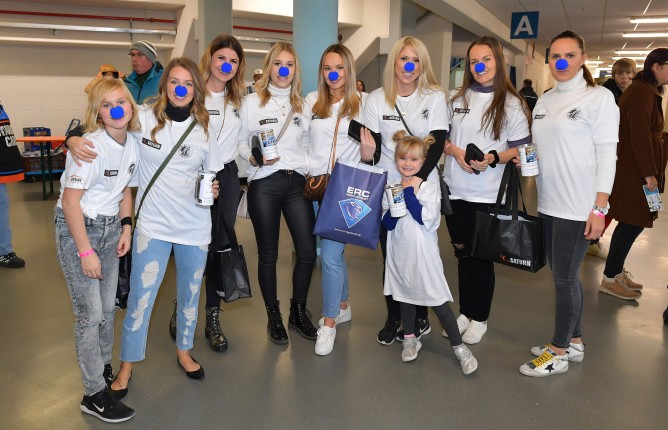 Spielerfrauen verkaufen blaue Nasen für den guten Zweck, ERC Ingolstadt gegen Grizzlys Wolfsburg am 17.11.2019 in Ingolstadt,
Foto: Johannes TRAUB / JT-Presse.de