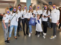 Spielerfrauen verkaufen blaue Nasen für den guten Zweck, ERC Ingolstadt gegen Grizzlys Wolfsburg am 17.11.2019 in Ingolstadt,
Foto: Johannes TRAUB / JT-Presse.de